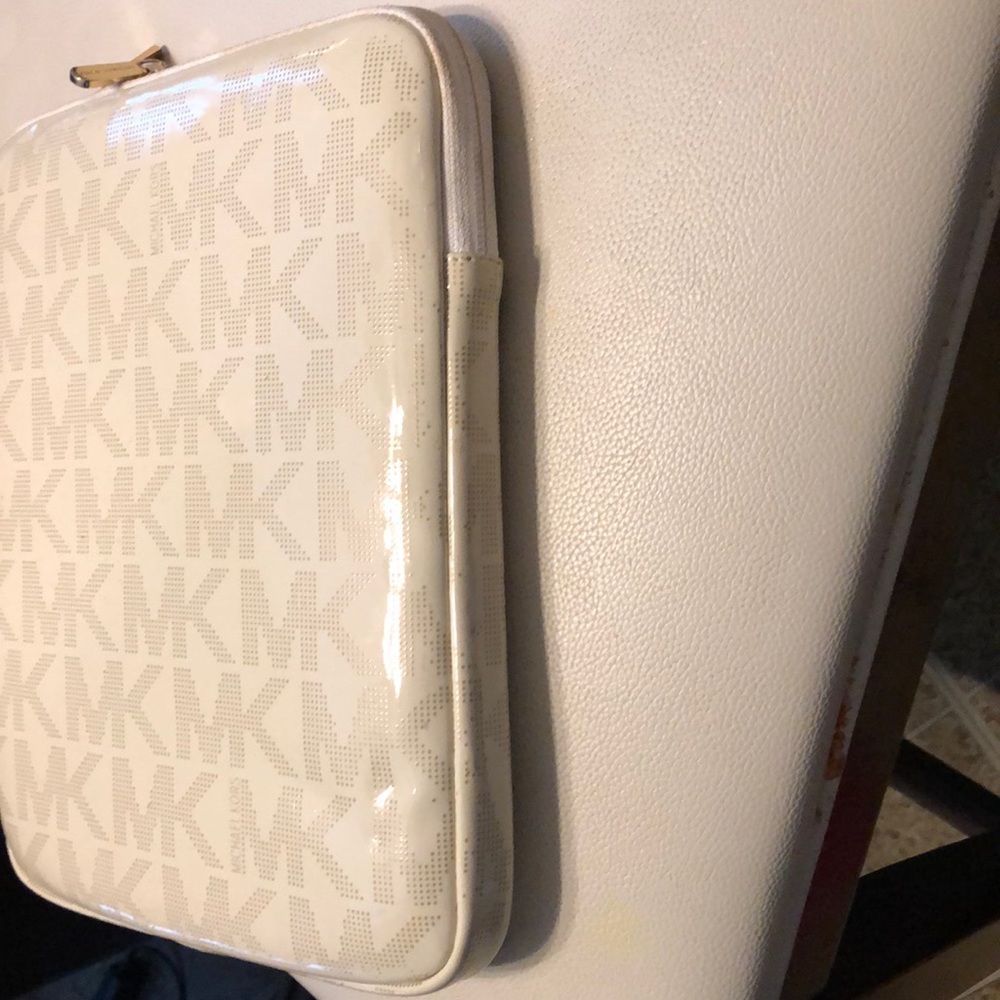 Authentic Michael Kors iPad case - Picture 7 of 8